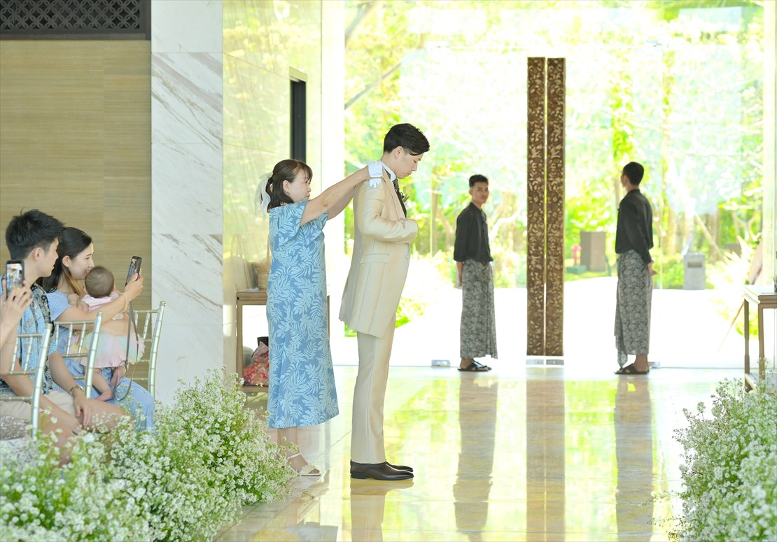 Bali Chapel Wedding Kempinski (25) チャペル内:お母様よりジャケットセレモニー