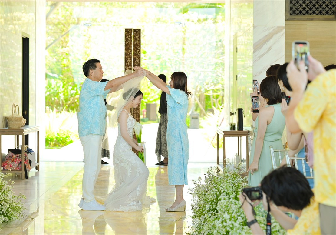 Bali Chapel Wedding Kempinski (26) バリ島挙式シーン ご両親様よりベールダウン