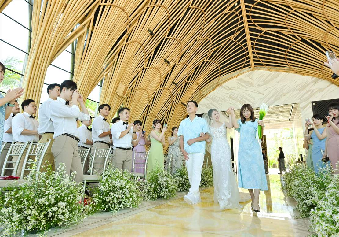 Bali Chapel Wedding Kempinski (27) 新婦様ご両親様とバージンロードご入場