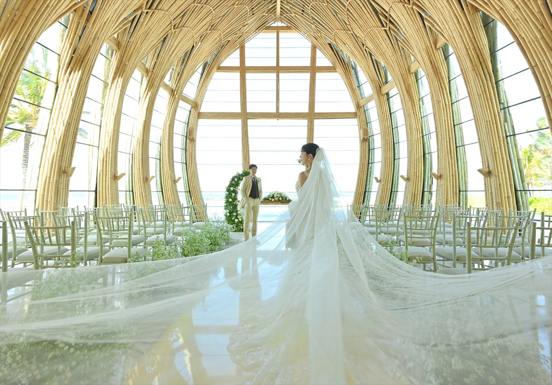 Bali Chapel Wedding Kempinski (31) チャペル内ロングベールショット