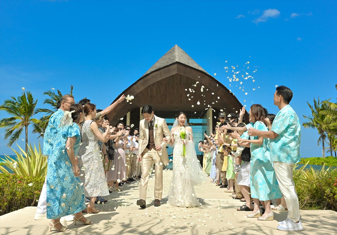 Bali Chapel Wedding Kempinski (33) バリ島挙式プラン:生花フラワーシャワー
