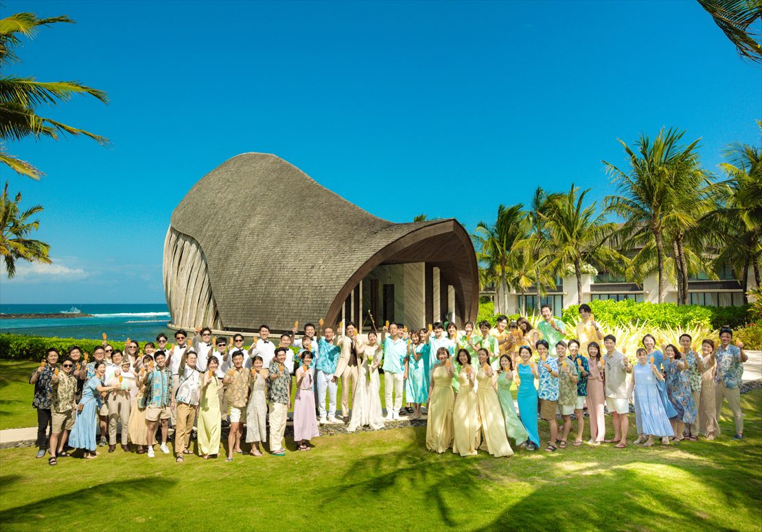 Bali Chapel Wedding Kempinski (34) ガーデンにて挙式後乾杯シーン