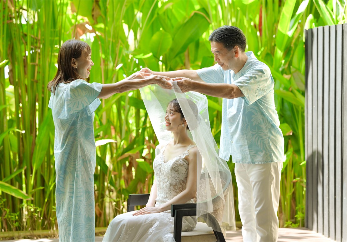 Bali Chapel Wedding Kempinski (5) 新婦様お仕度部屋にてベールダウン撮影