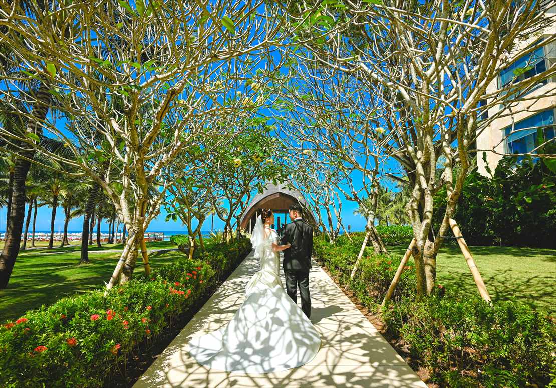 Bali kempinski Wedding Ceremony (11) 木漏れ日が降り注ぐチャペル入場シーン
