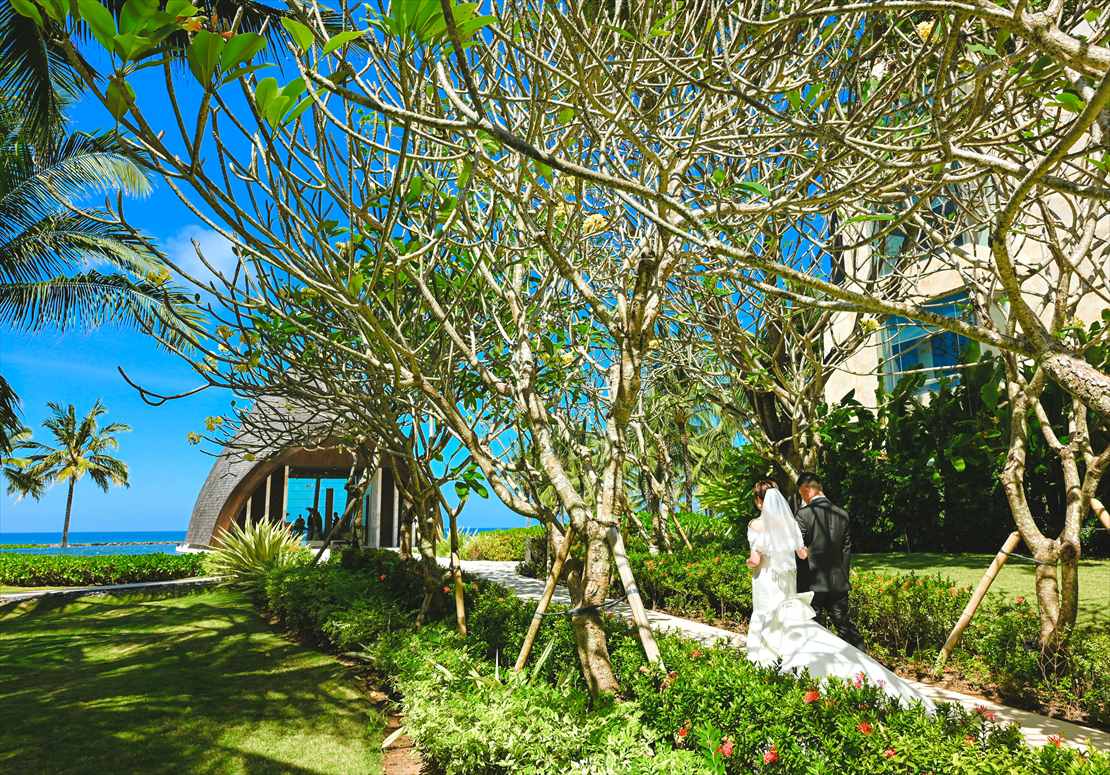 Bali kempinski Wedding Ceremony (12) ケンピンスキ・バリ ガーデン挙式のような入場シーン