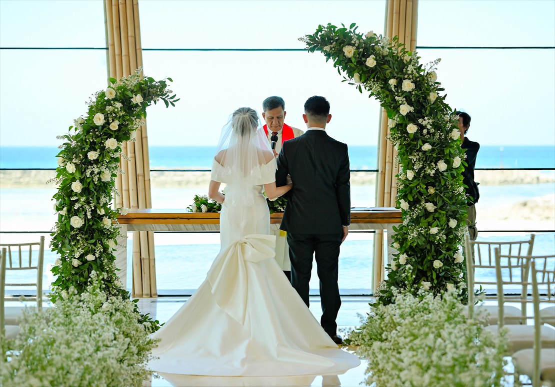 Bali kempinski Wedding Ceremony (15) 生花装飾に囲まれたバリ島挙式シーン
