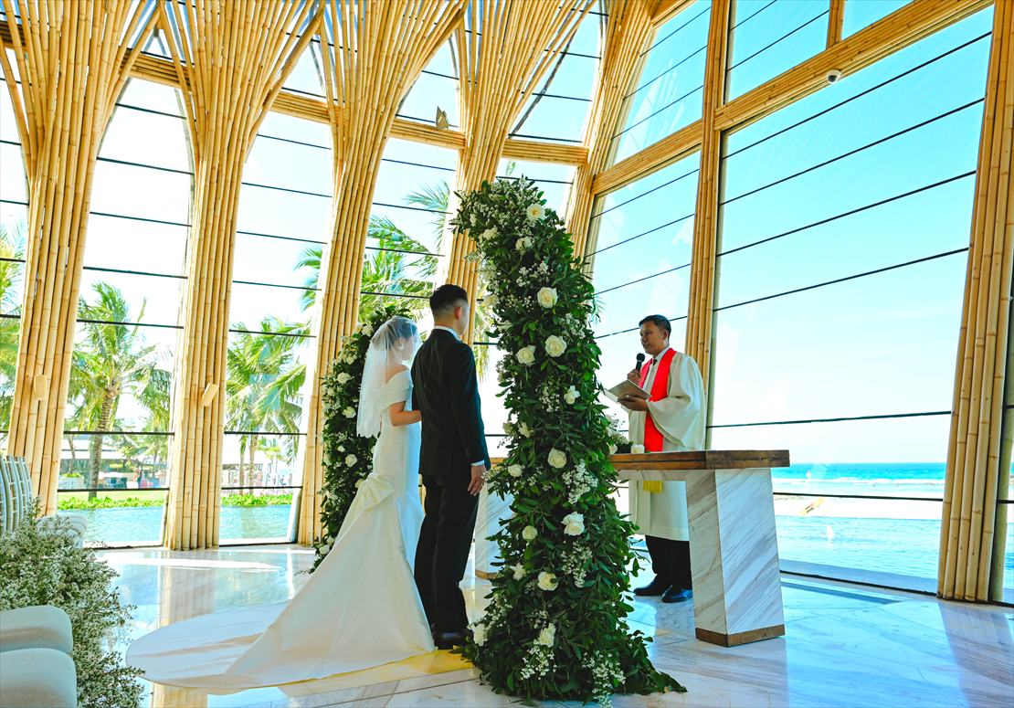 Bali kempinski Wedding Ceremony (16) 優しく光が入り込むチャペル内