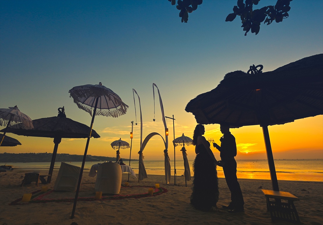 Belmond Jimbaran Beach Romantic Dinner (8) サンセット乾杯シーン バリ島・ロマンティックディナー