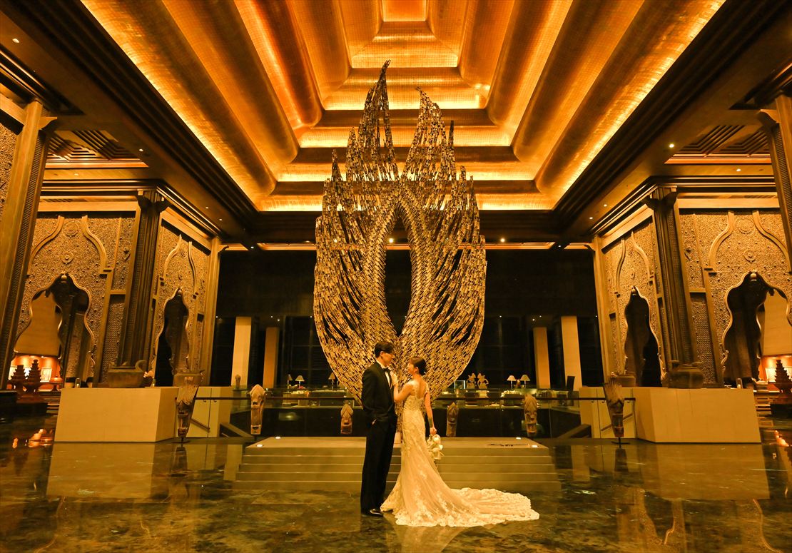 Kempinsli Bali Night Photo Wedding (1) ケンピンスキ・挙式後撮影 黄金色に輝くアプルヴァ・ロゴ