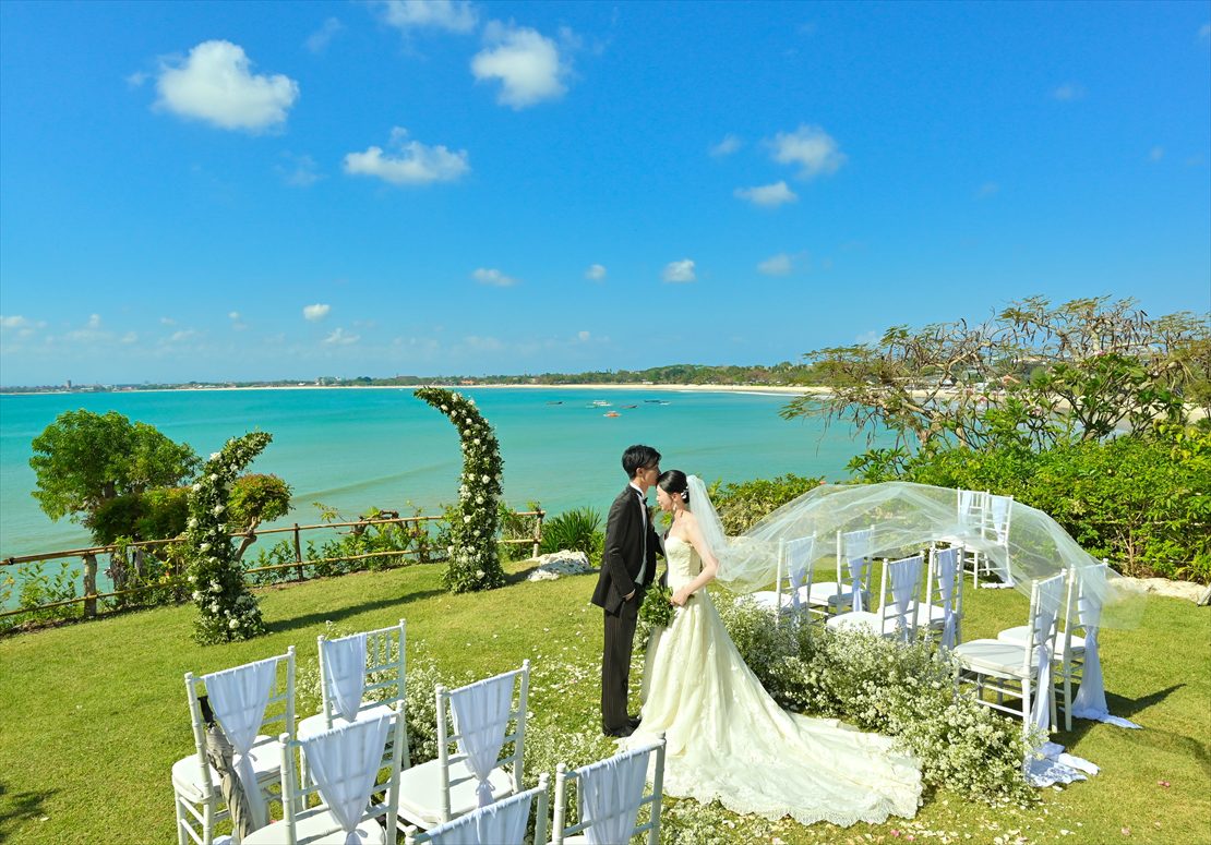 Bali Four Seasons Jimbaran Garden Wedding (10) 挙式後 会場内にてロングベールショット バリ島・ガーデンウェディング
