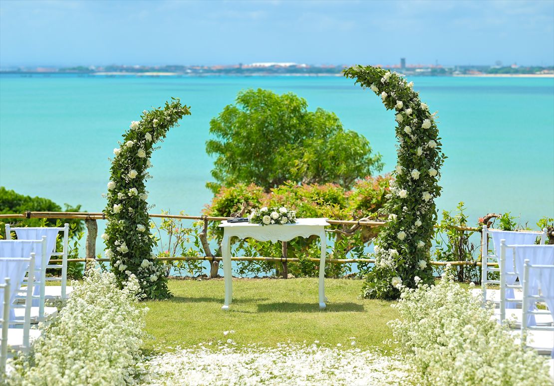 Bali Four Seasons Jimbaran Garden Wedding (4) 生花アーチ装飾 バリ島・ガーデン挙式
