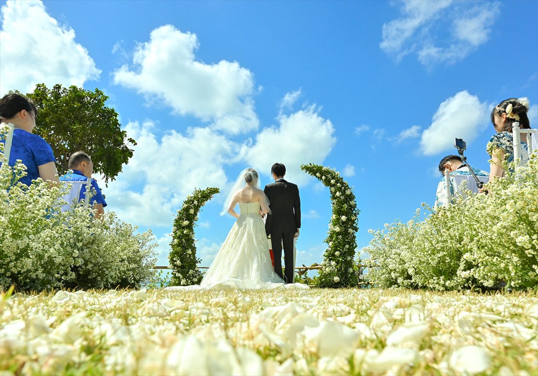 Bali Four Seasons Jimbaran Garden Wedding (7) 生花フルフラワー・バージンロード