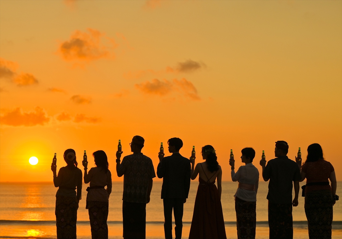 Bali Sunset Wedding Party Belmond JImbaran (9) サンセットをバックに乾杯シーン 挙式後パーティー