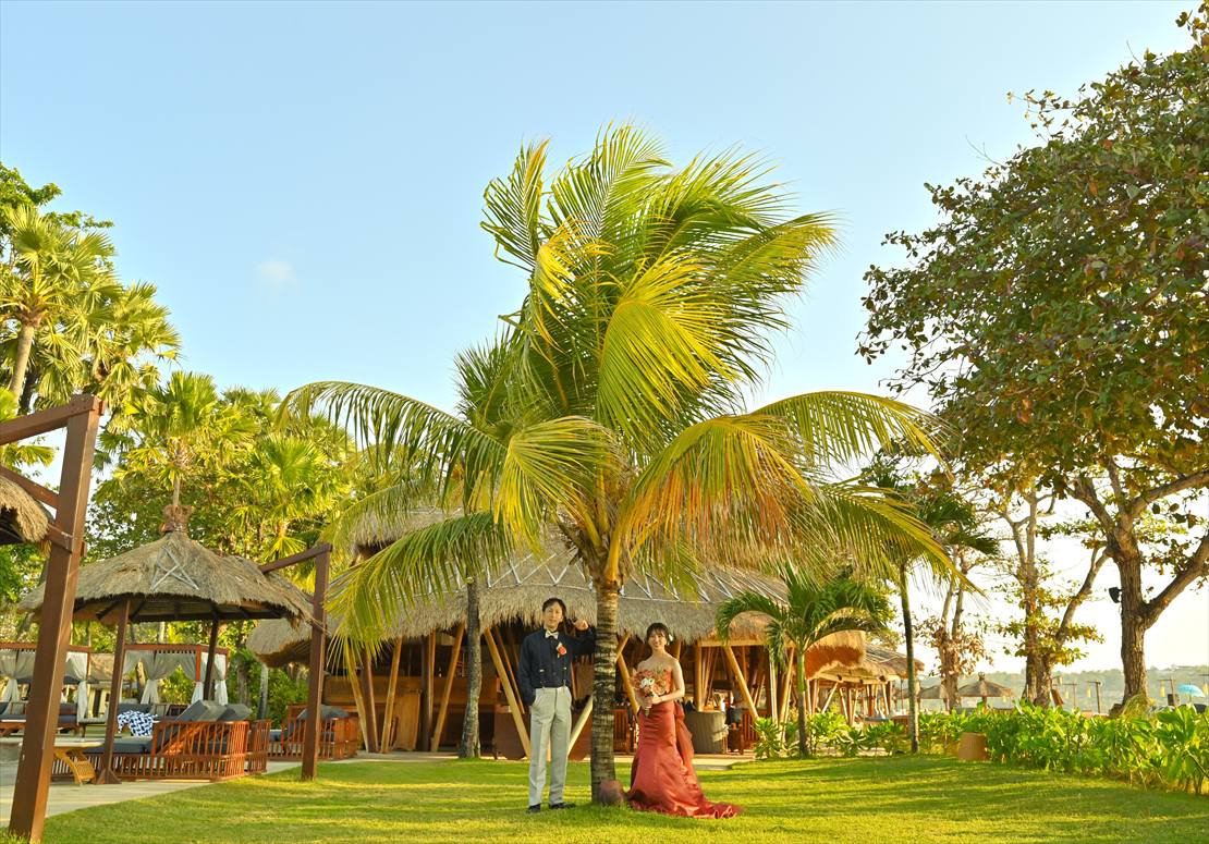 Bali Sunset Wedding Party Belmond Jimbaran (4) ココナッツが生い茂るガーデン バリ島フォトウェディング