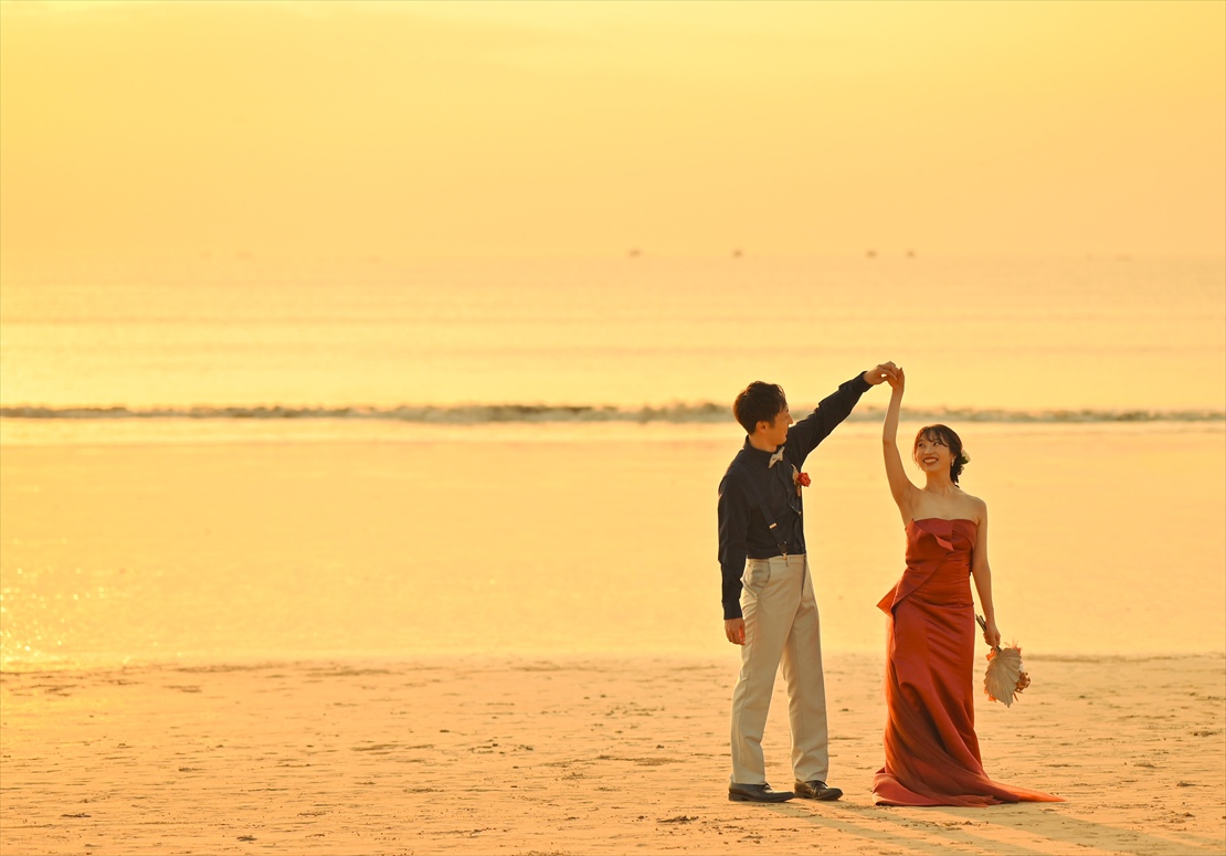 Bali Sunset Wedding Party Belmond Jimbaran (9) ビーチにて夕暮れのファーストダンス 挙式後撮影