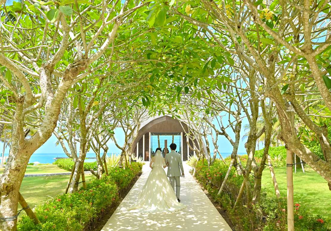 Bali Wedding Ceremony The Apurva Kempinski (12) 樹々を通り抜けて挙式会場へ
