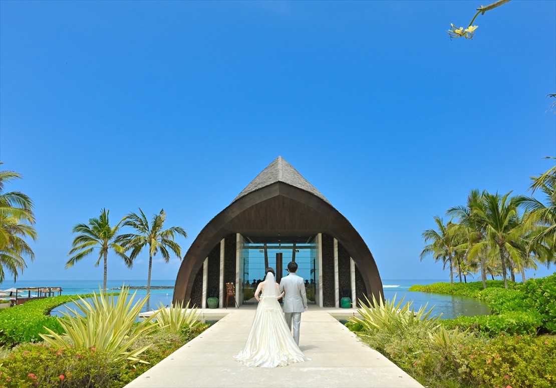 Bali Wedding Ceremony The Apurva Kempinski (13) 白亜のチャペルロード