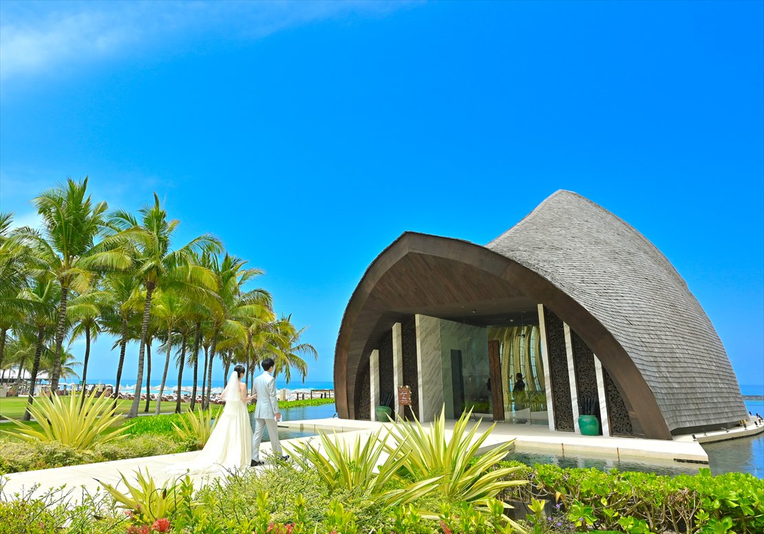 Bali Wedding Ceremony The Apurva Kempinski (14) ガーデン挙式のような入場シーン ケンピンスキ・バリ・ウェディング