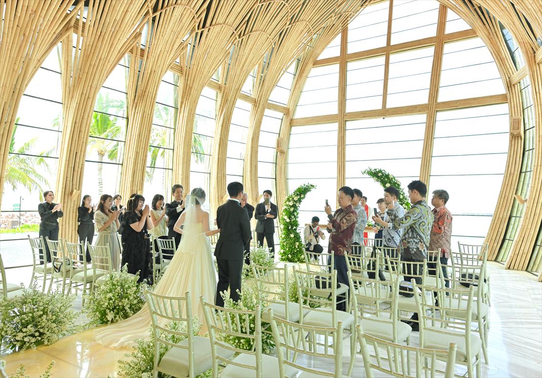 Bali Wedding Ceremony The Apurva Kempinski (16) お父様とバージンロード入場 バリ島結婚式シーン