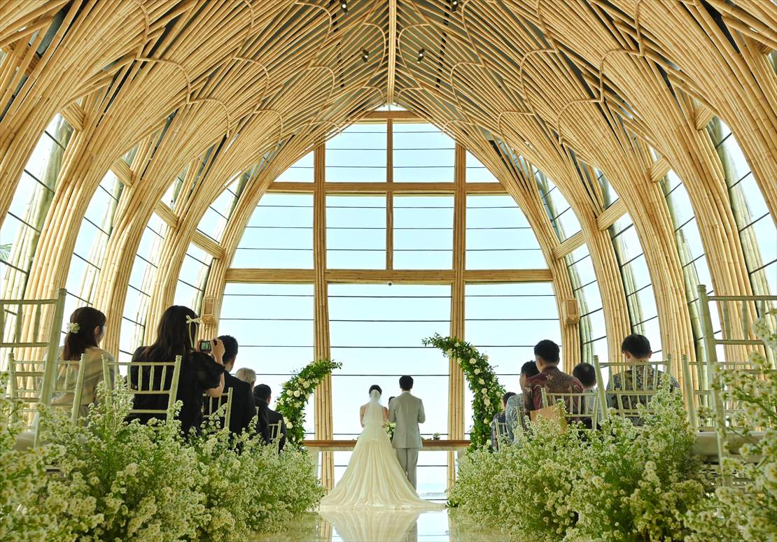 Bali Wedding Ceremony The Apurva Kempinski (18) 生花装飾に囲まれたアプルヴァ・チャペル
