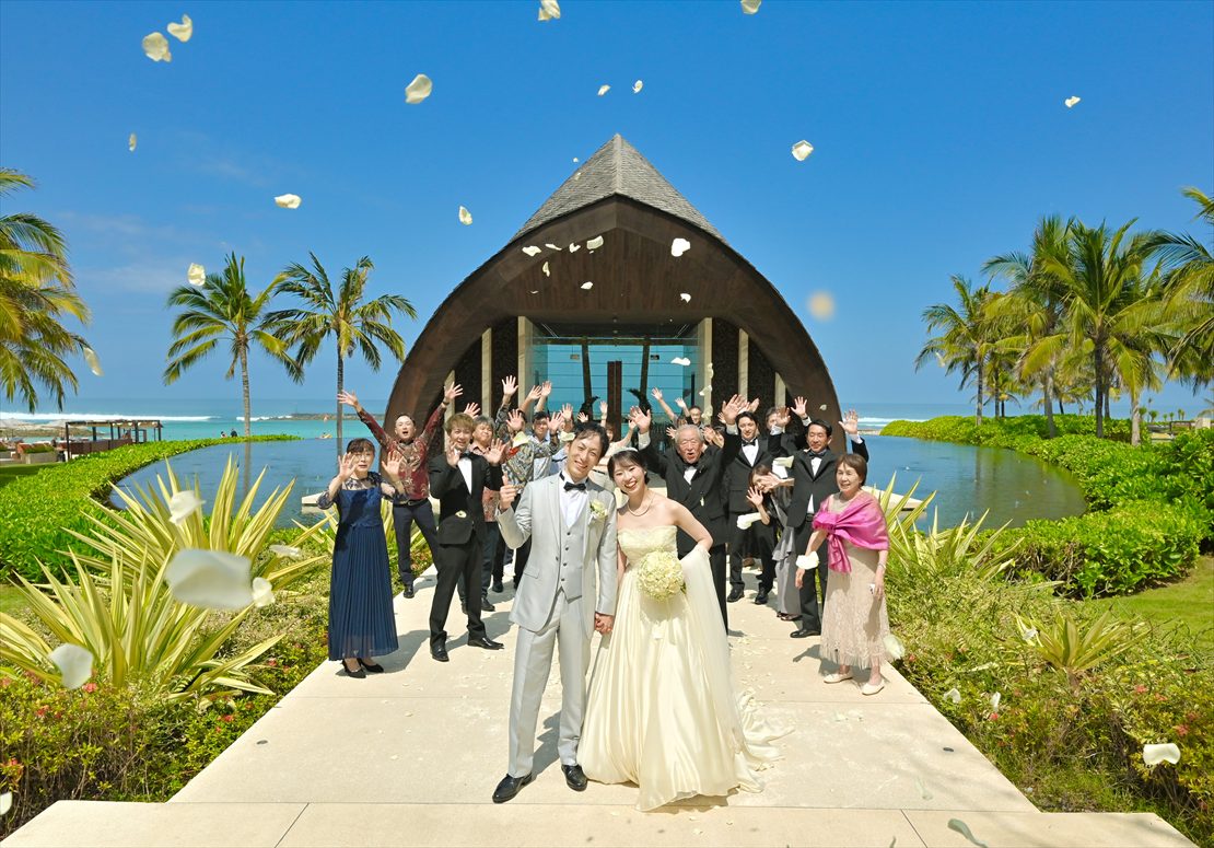 Bali Wedding Ceremony The Apurva Kempinski (20) ウェディングプラン:生花フラワーシャワー