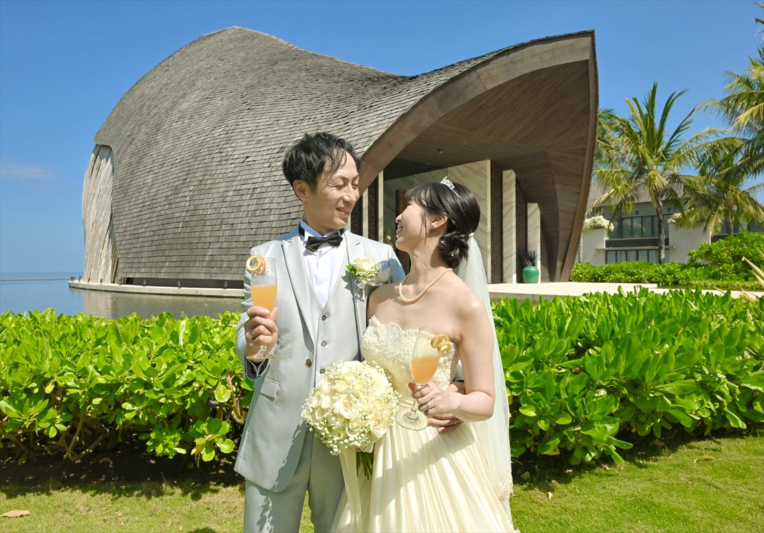 Bali Wedding Ceremony The Apurva Kempinski (21) チャペル前にてウェルカムドリンク乾杯