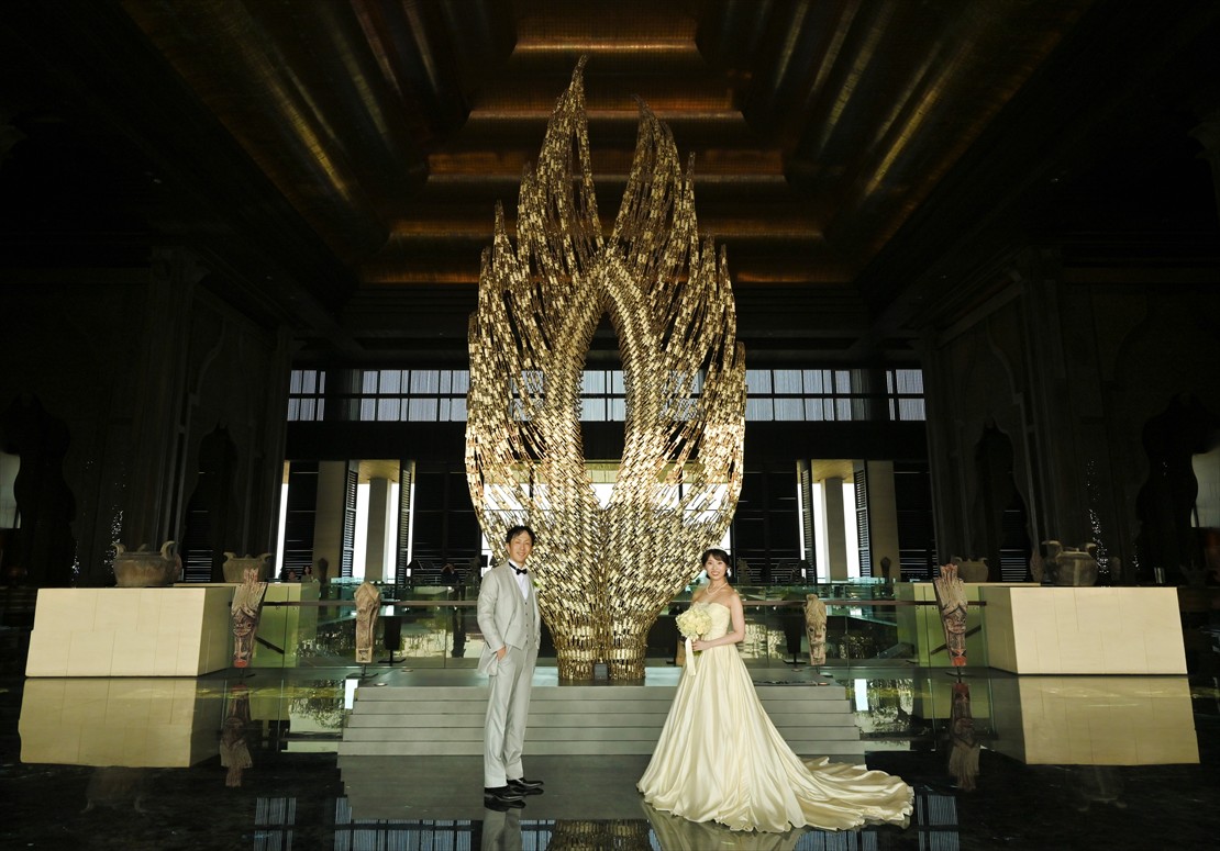 Bali Wedding Ceremony The Apurva Kempinski (27) アプルヴァ・ロゴ前にてフォトウェディング