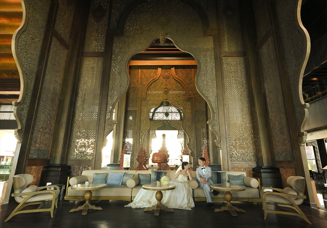 Bali Wedding Ceremony The Apurva Kempinski (28) オリエンタルな雰囲気漂うロビーにて挙式後撮影