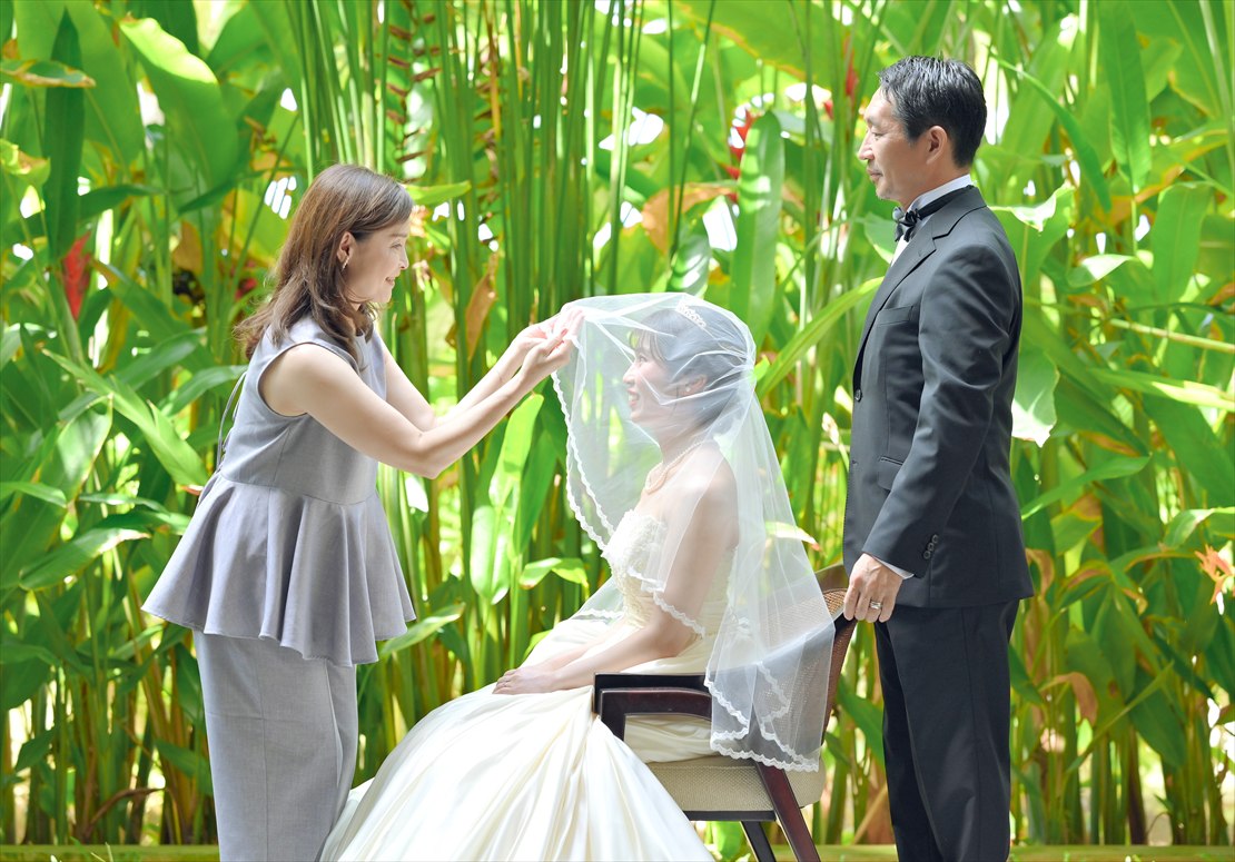 Bali Wedding Ceremony The Apurva Kempinski (5) お仕度部屋にてご両親様よりベールダウン