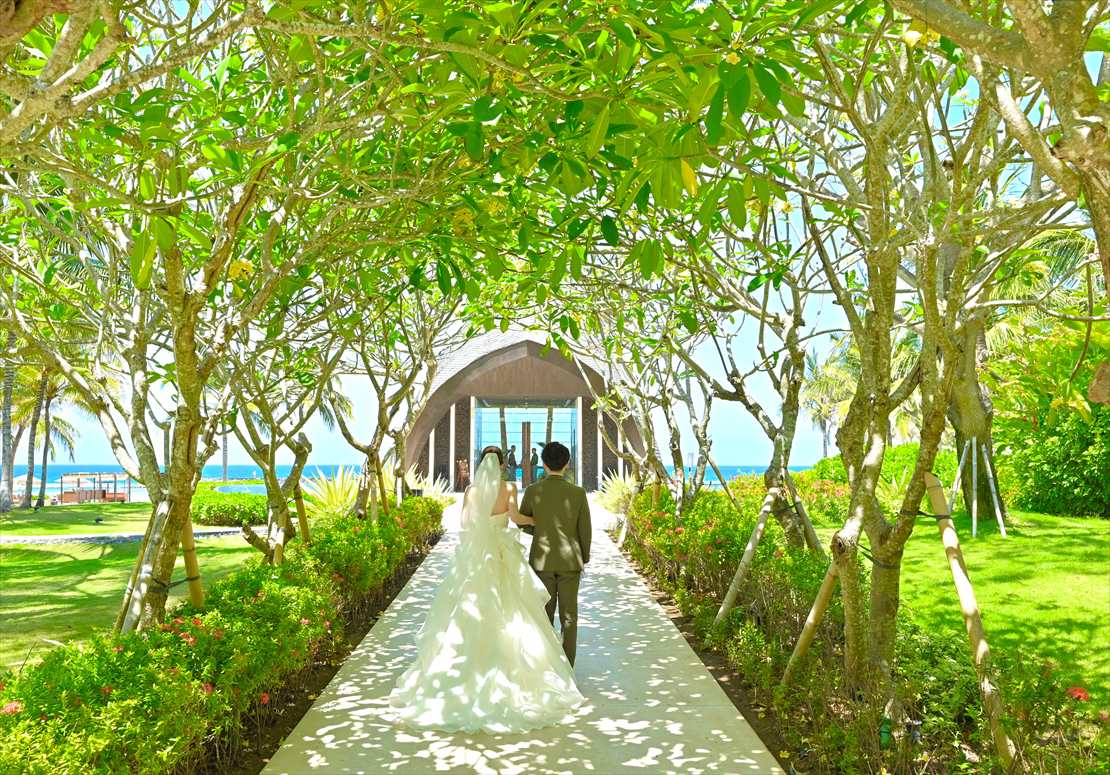 Oceanfront Chapel Apurva Kempinski Wedding (10) バリ島ウェディング ガーデン挙式のようなチャペル入場シーン