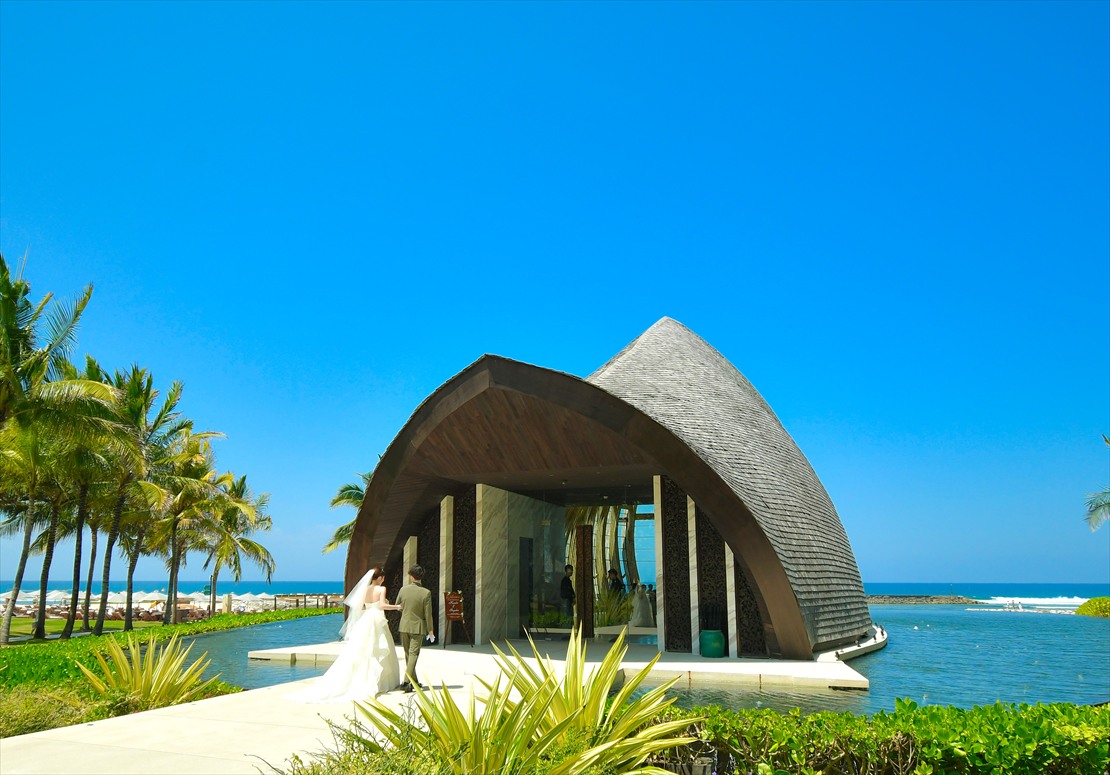 Oceanfront Chapel Apurva Kempinski Wedding (12) 青い空と海が広がる壮大な入場シーン