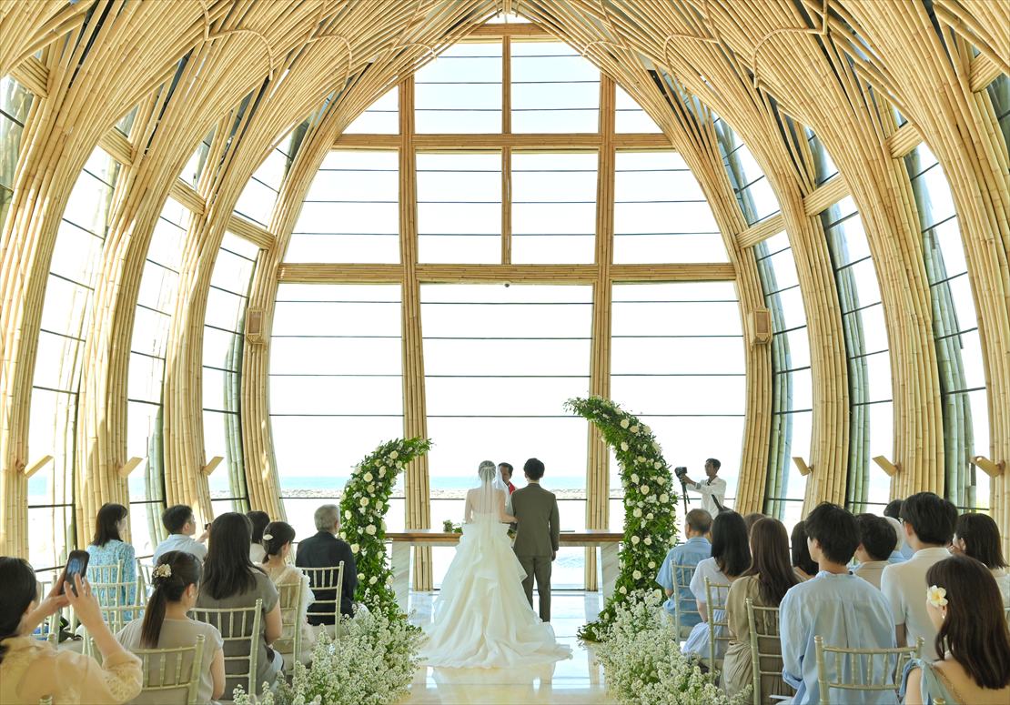 Oceanfront Chapel Apurva Kempinski Wedding (13) 天井が高い壮大な挙式シーン バリ島結婚式