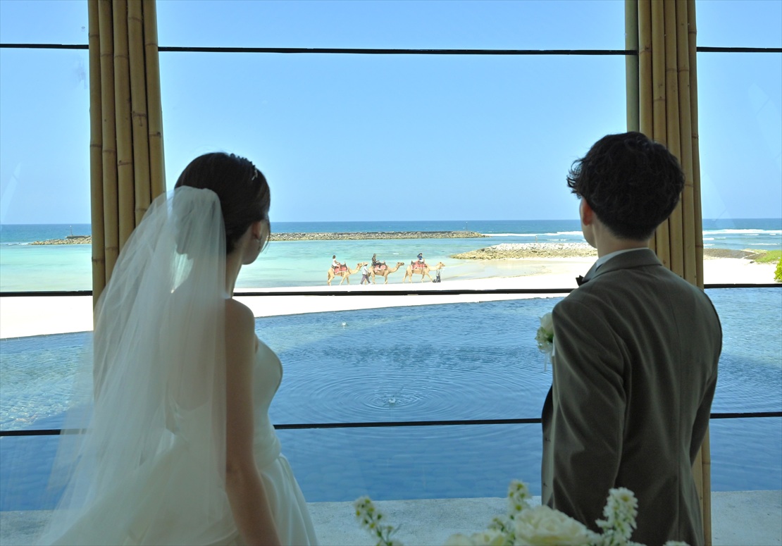 Oceanfront Chapel Apurva Kempinski Wedding (15) 祭壇越しに海を望むチャペル内撮影