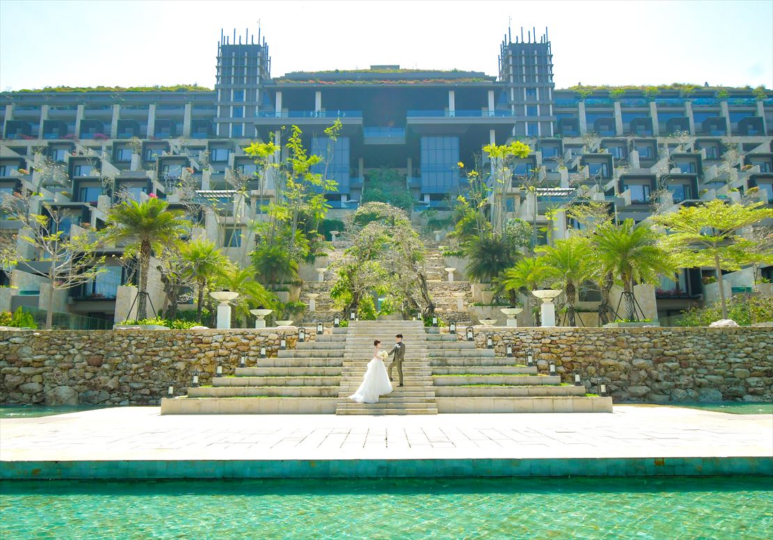 Oceanfront Chapel Apurva Kempinski Wedding (17) クリフスイート棟にて挙式後撮影