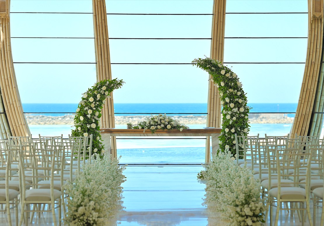 Oceanfront Chapel Apurva Kempinski Wedding (9) 挙式プラン:生花フラワーアーチ