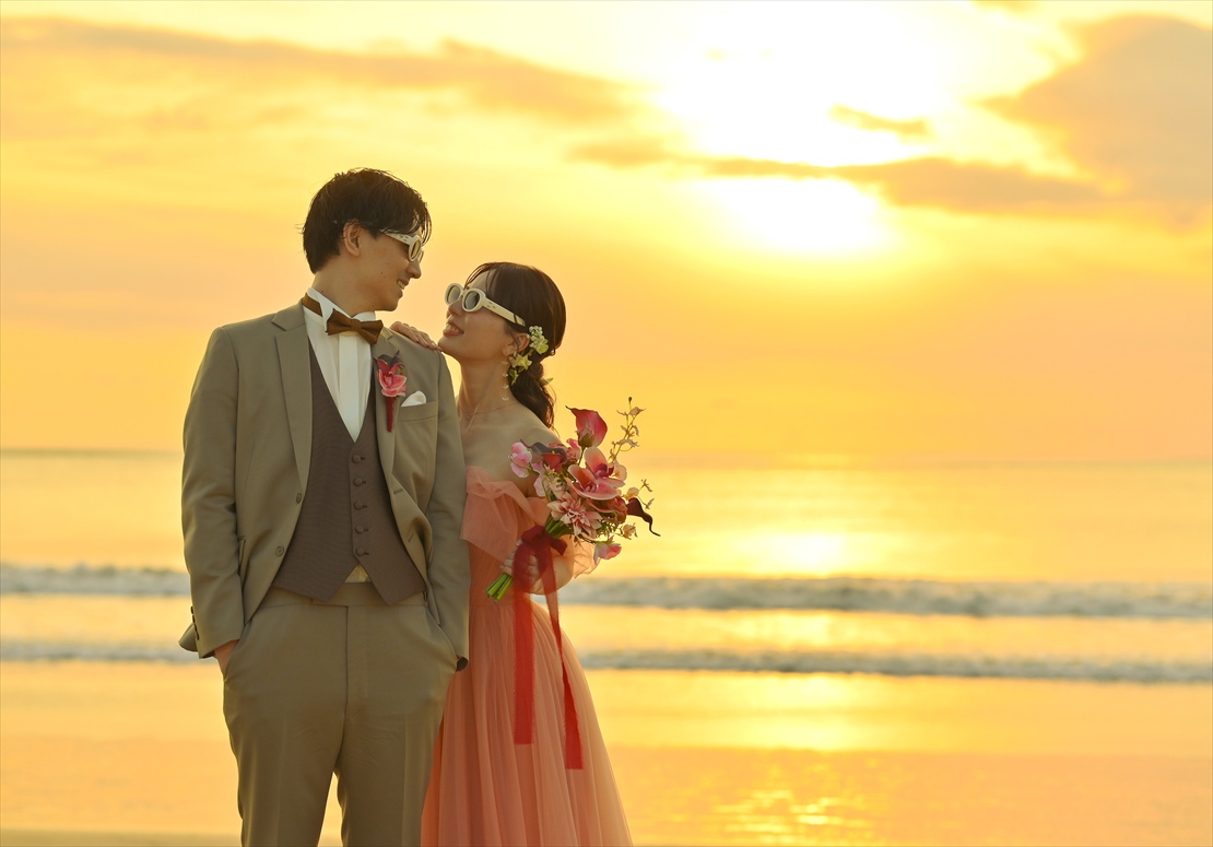 Belmond Jimbaran Puri Bali Sunset Party (6) 黄金色のビーチにて挙式後撮影 ベルモンド・ジンバラン