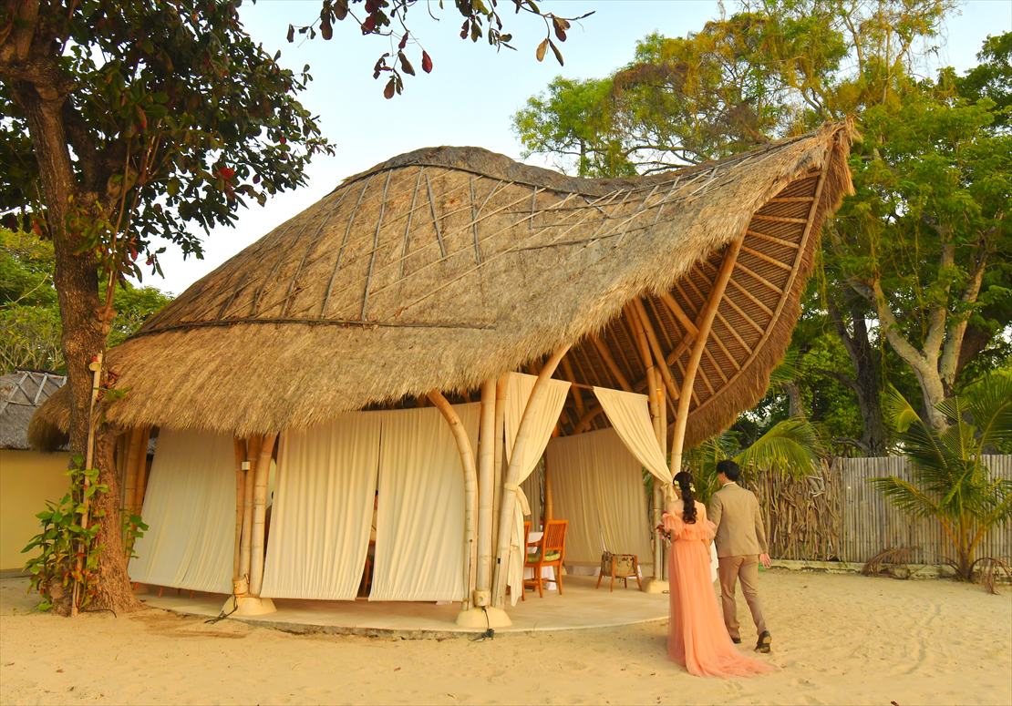 Belmond Jimbaran Puri Bali Sunset Party (8) 新郎新婦様 披露宴会場入場 バリ島結婚式