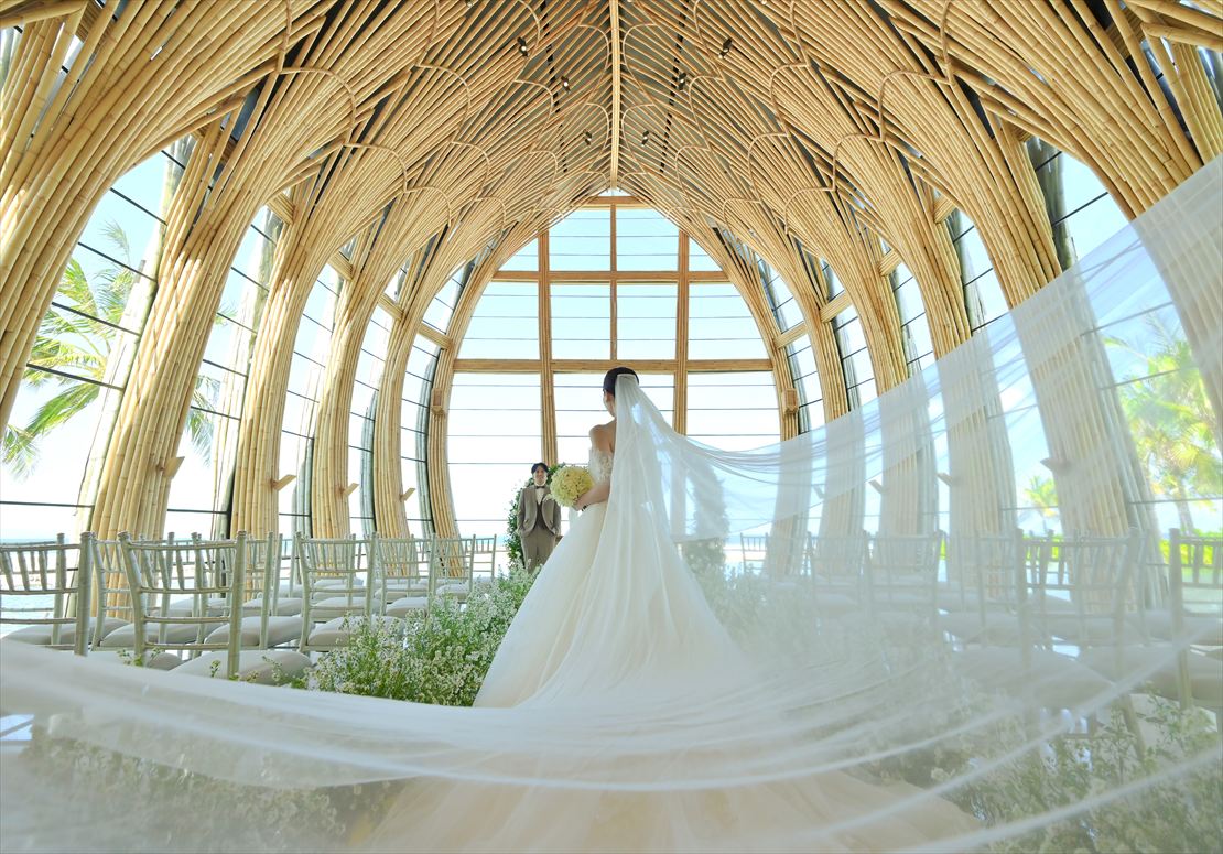 The Apurva Kempinski Bali Wedding Oceanfront Chapel (10) 挙式後ロングベールショット