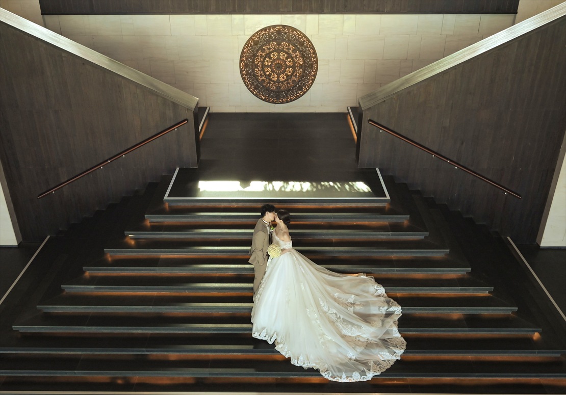 The Apurva Kempinski Bali Wedding Oceanfront Chapel (15) ロビー下大階段にてフォトウェディング