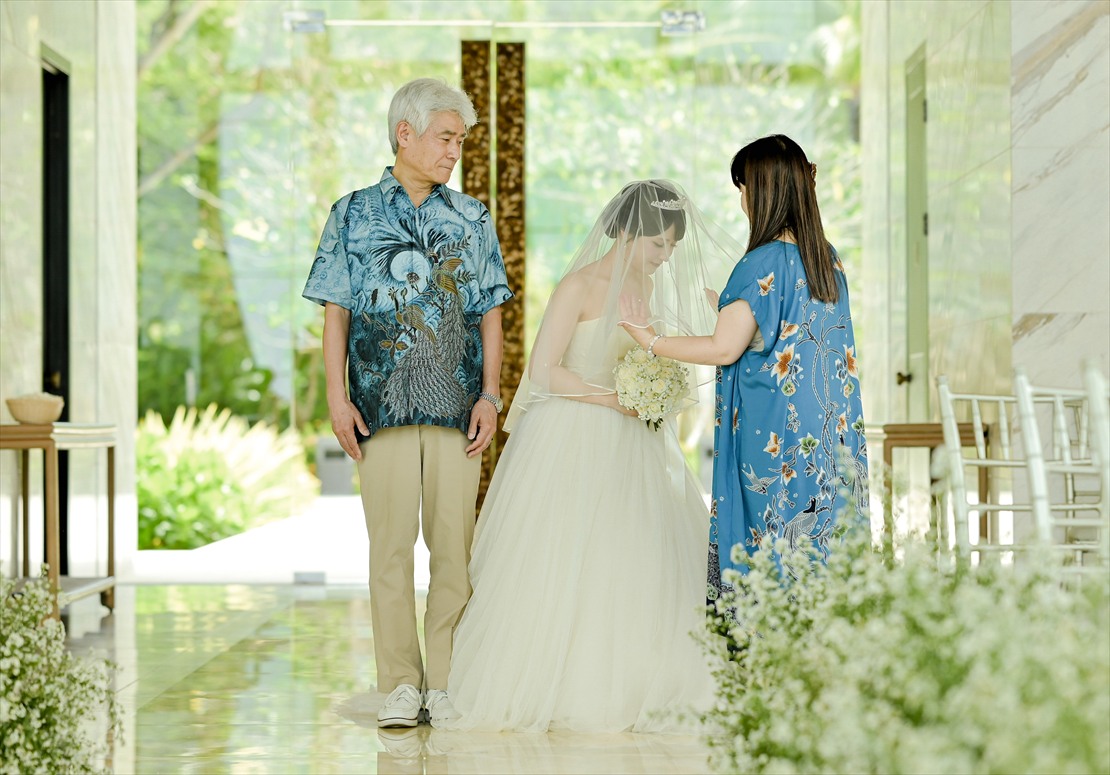 新婦様　お母様よりベールダウンシーン