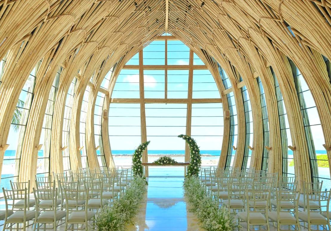 The Apurva Kempinski Bali Wedding Oceanfront Chapel (3) オーシャンフロント・アプルヴァ・チャペル内全景:会場生花装飾