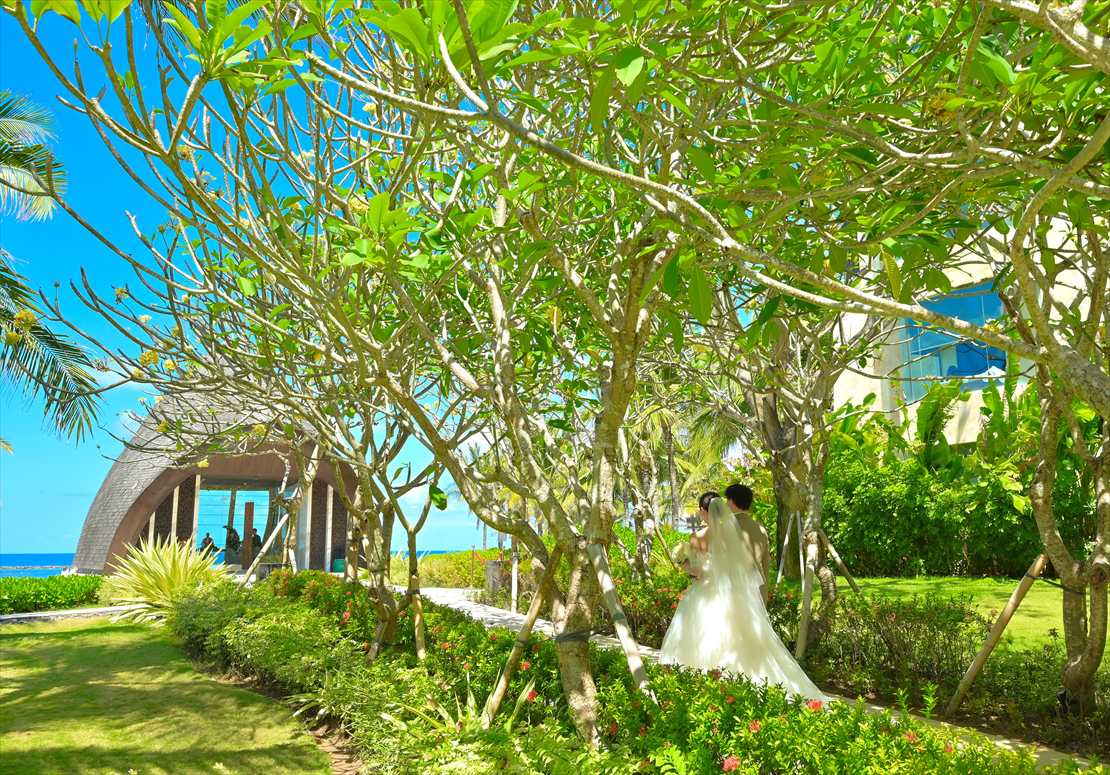 The Apurva Kempinski Bali Wedding Oceanfront Chapel (4) プルメリアのトンネルを抜けチャペルへ向かう新郎新婦様