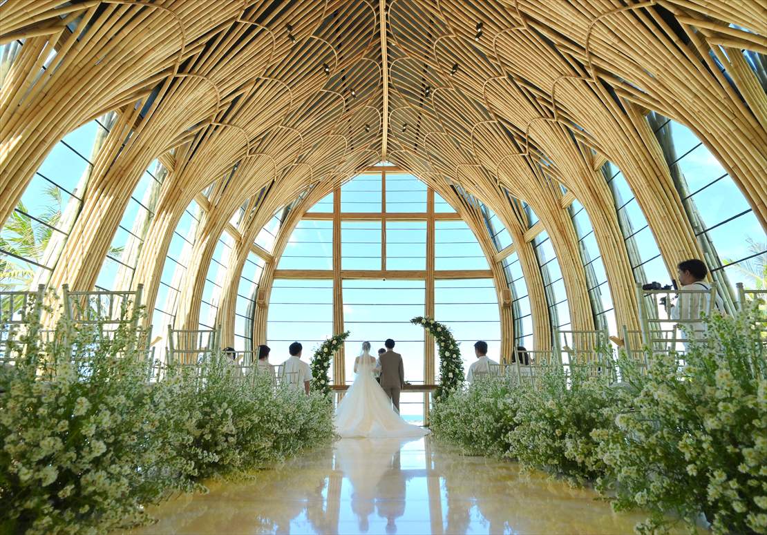 The Apurva Kempinski Bali Wedding Oceanfront Chapel (8) アイルサイド生花装飾