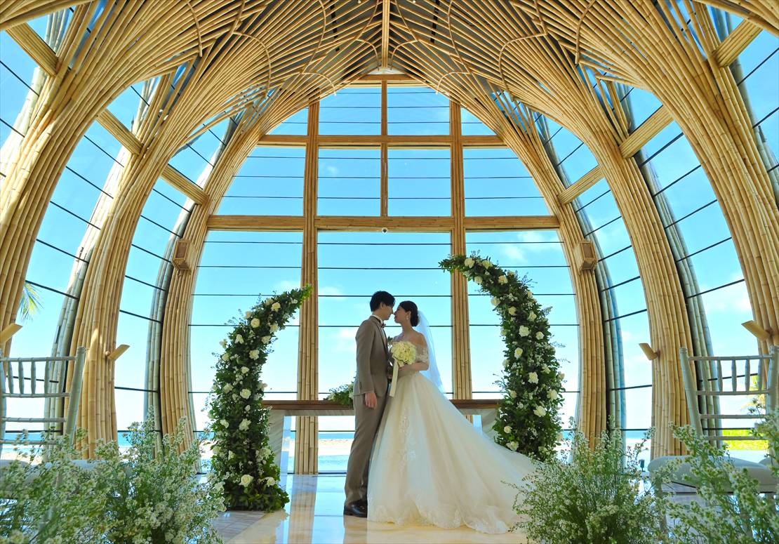The Apurva Kempinski Bali Wedding Oceanfront Chapel (9) 真っ青な海を望むケンピンスキ・バリのチャペル内